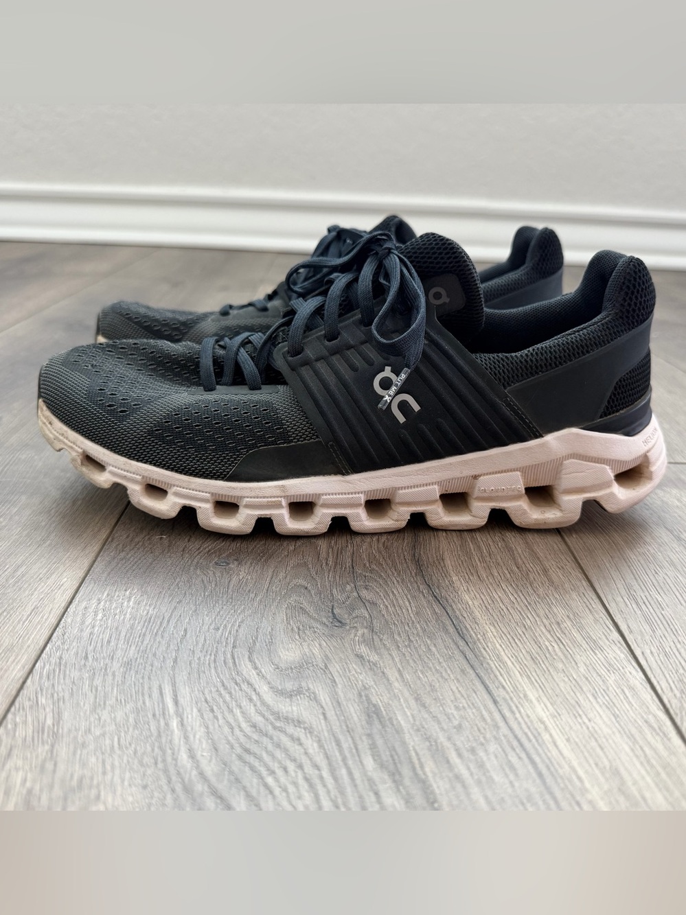 •ON RUNNING• Cloudswift Black White Size 10 Womens